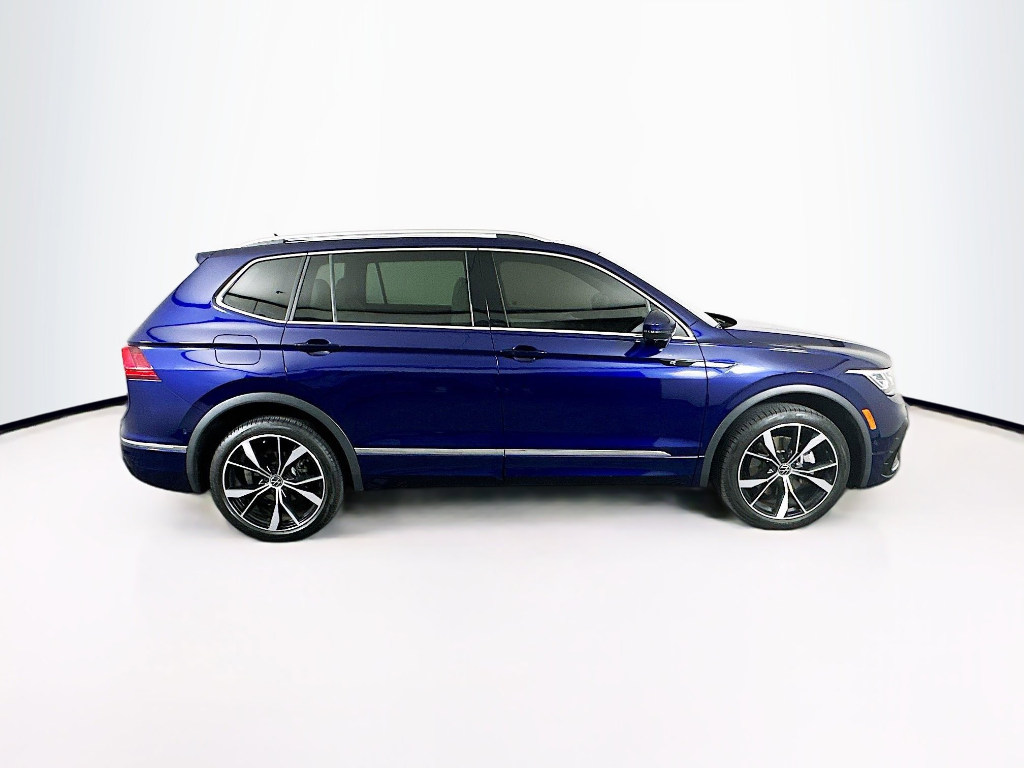 Used 2022 Volkswagen Tiguan SEL R-Line AWD/4WD image 10