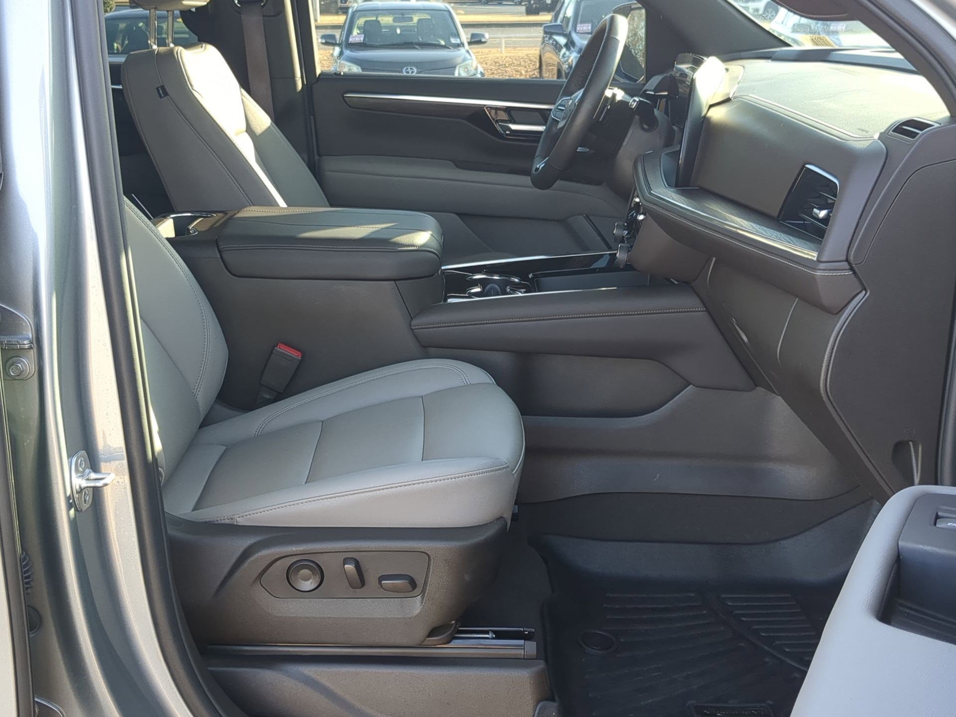 Used 2025 Chevrolet Tahoe LT w/ Comfort Package image 26