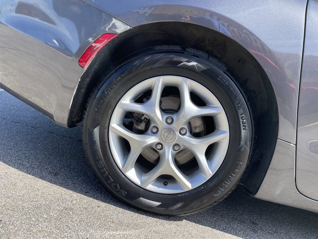 Certified 2019 Chrysler Pacifica Limited FWD image 12