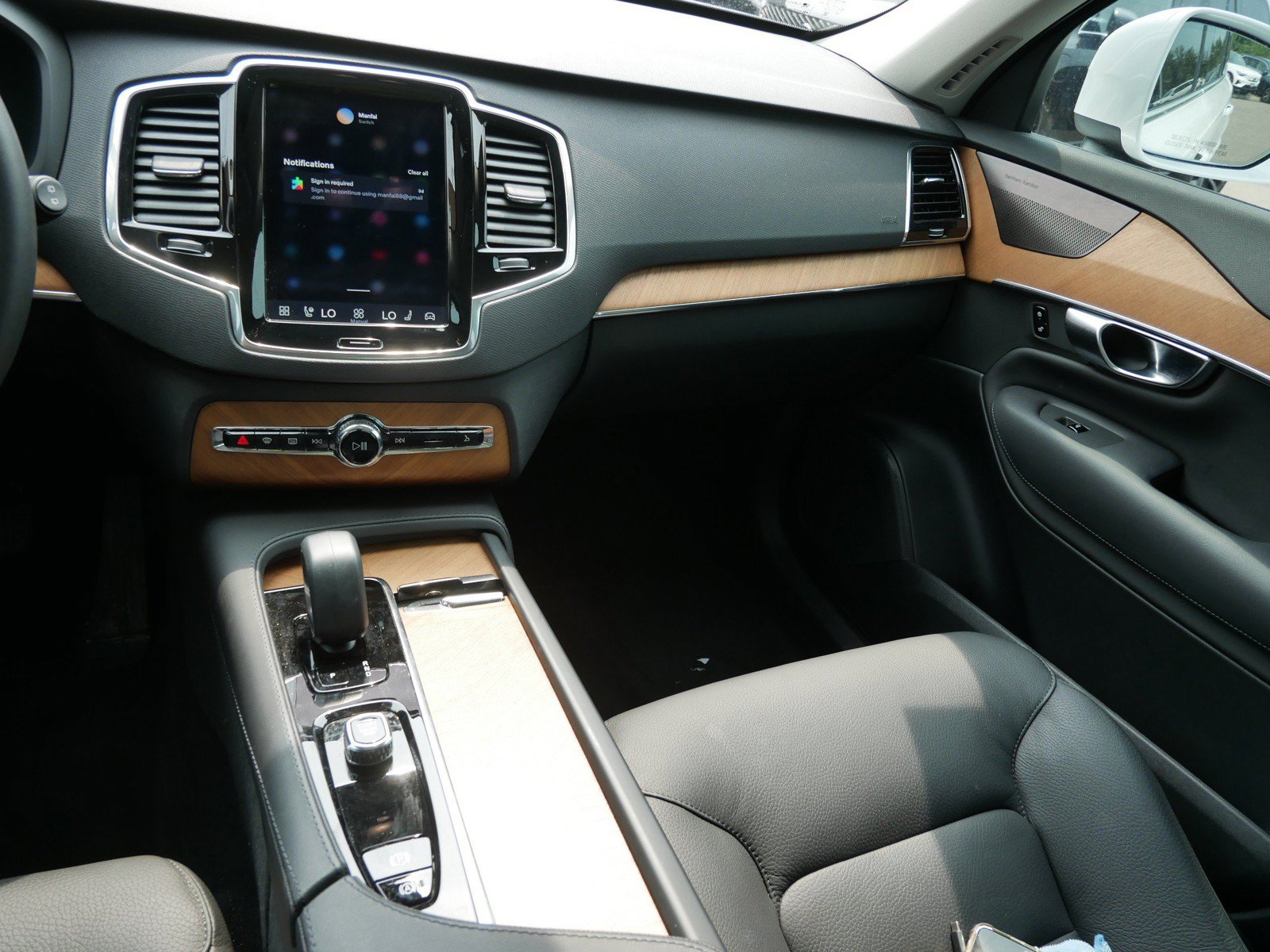 Certified 2025 Volvo XC90 T8 Plus w/ Protection Package Premier AWD/4WD image 14
