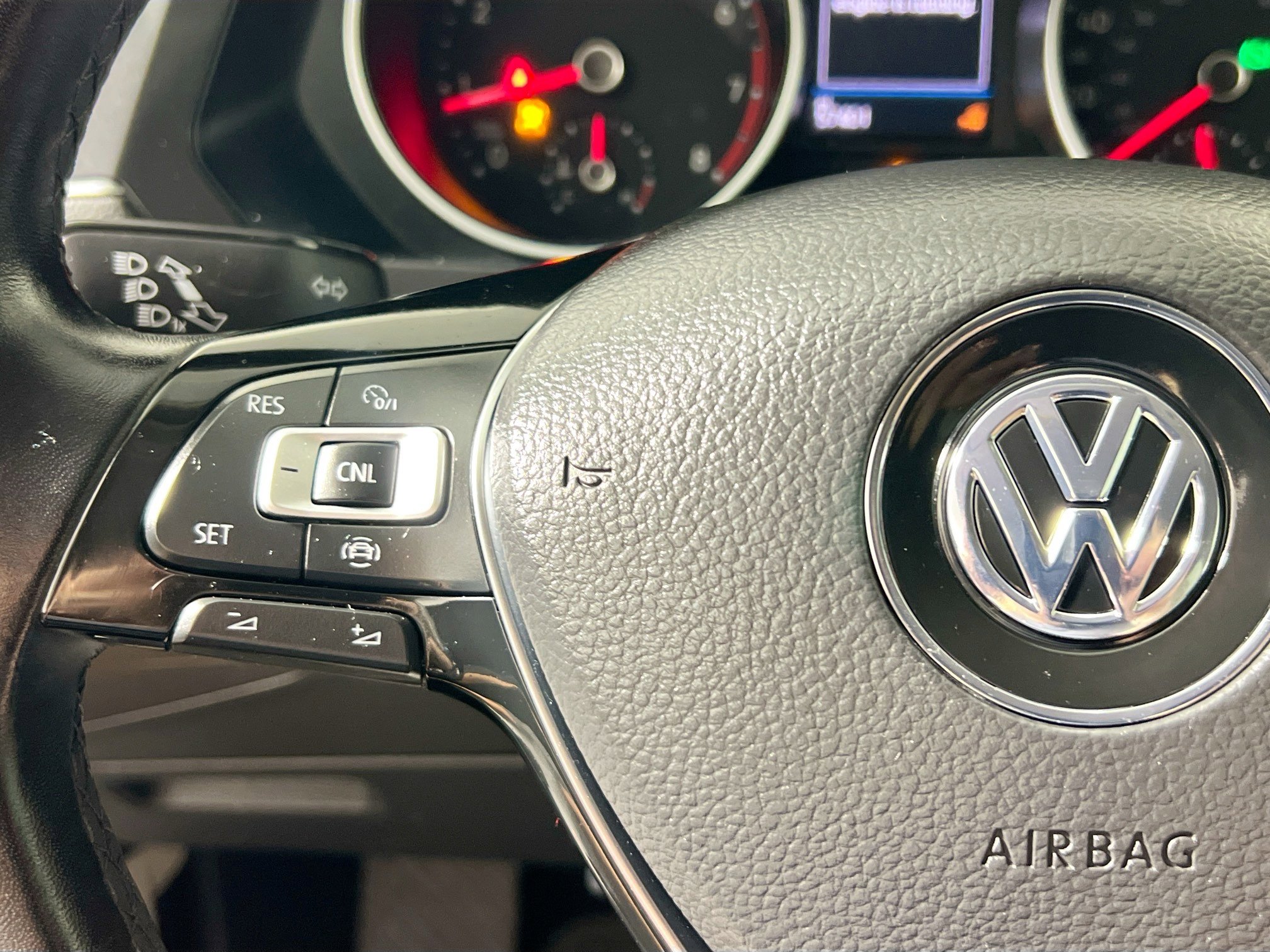 Used 2019 Volkswagen Tiguan SE AWD/4WD image 18