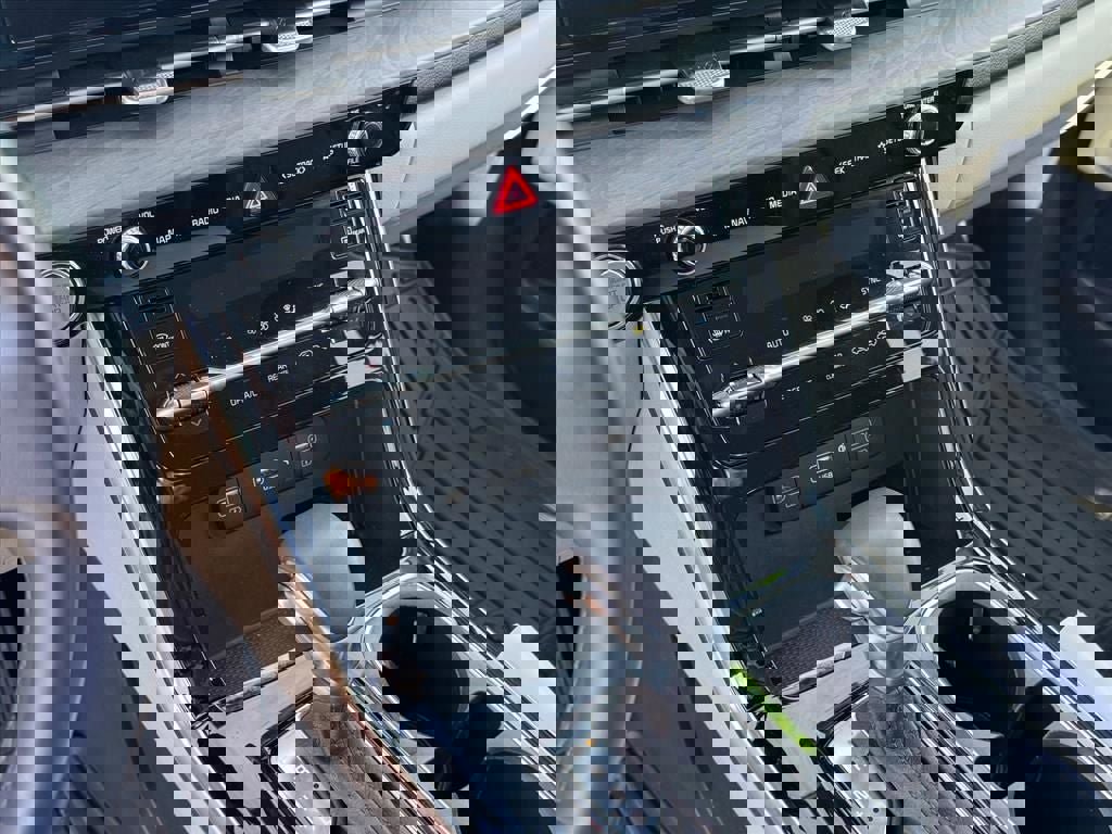 Used 2024 Kia Carnival EX image 21