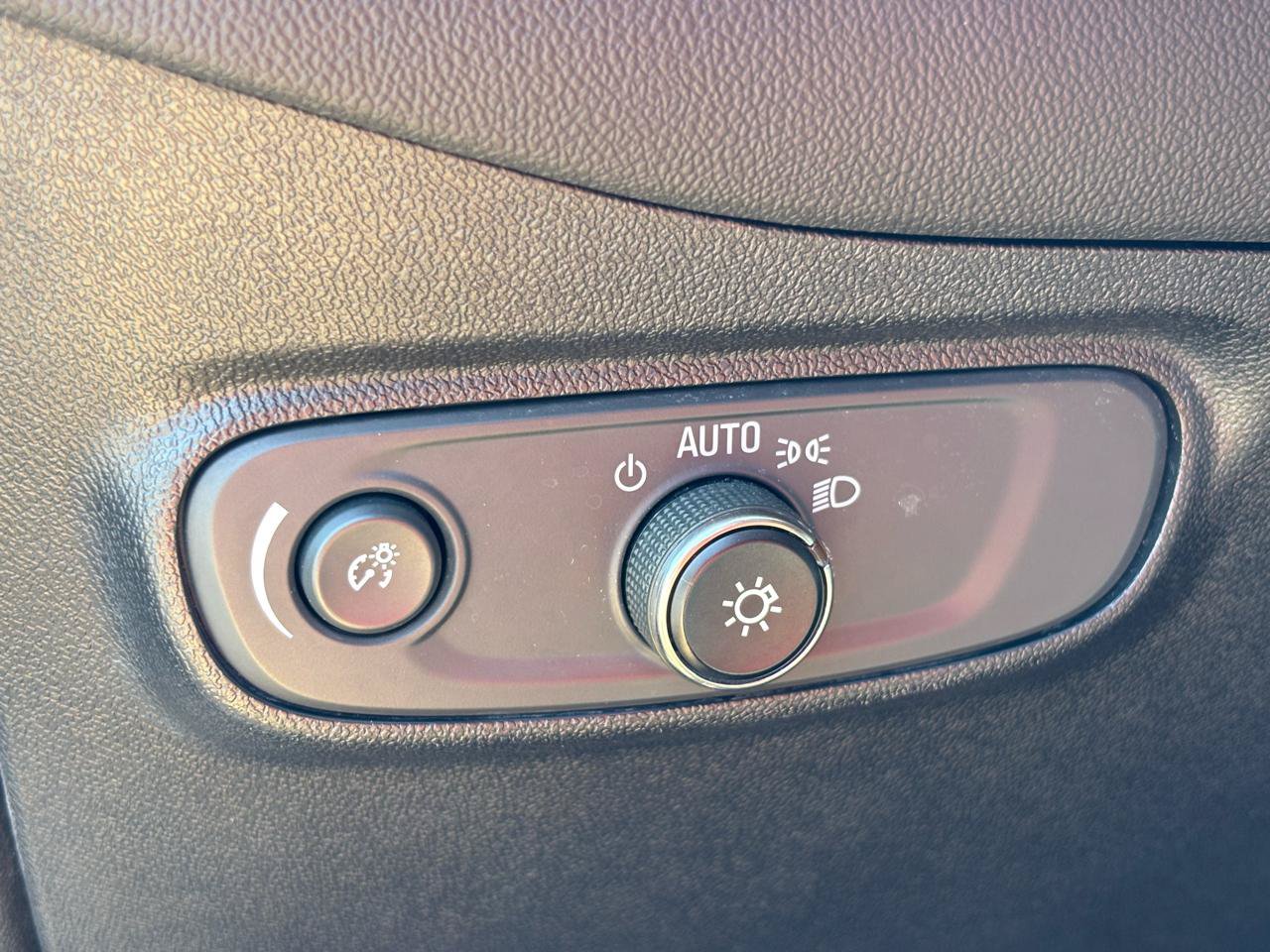 Used 2018 Chevrolet Equinox LT w/ Sun & Infotainment Package FWD image 18