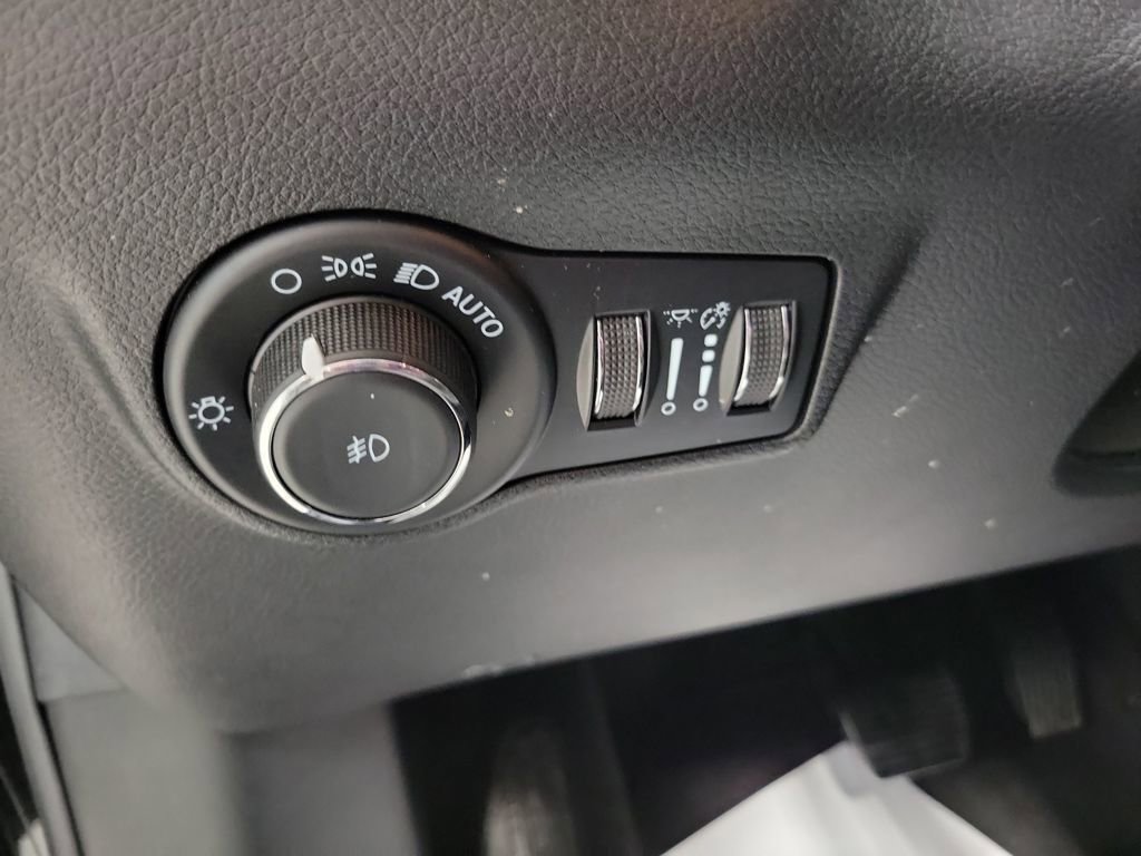 Used 2023 Jeep Compass Latitude image 29