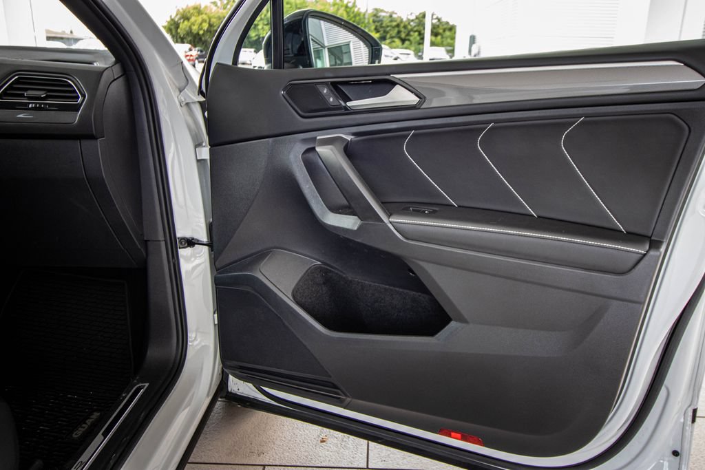 Certified 2023 Volkswagen Tiguan SE R-Line FWD image 18