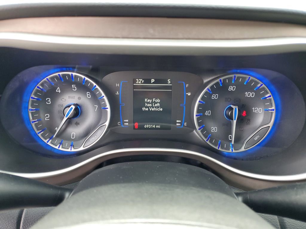 Used 2023 Chrysler Voyager LX image 14