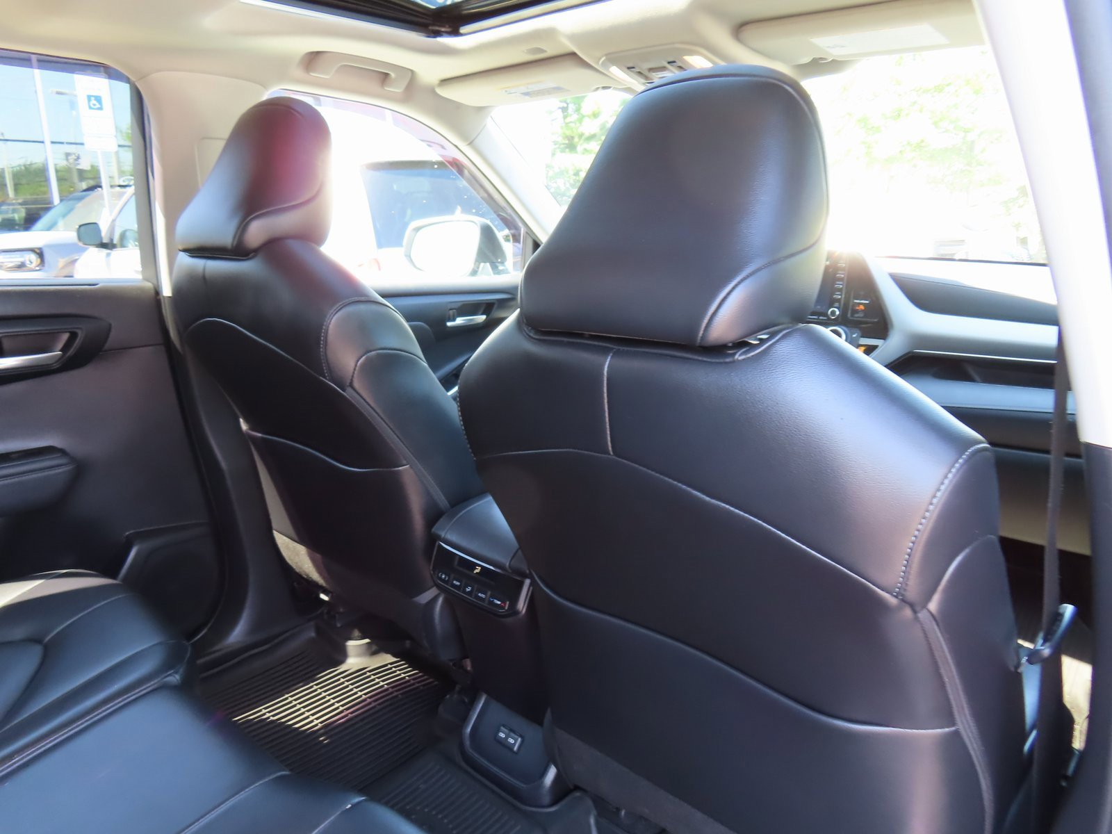 Used 2022 Toyota Highlander XLE image 40