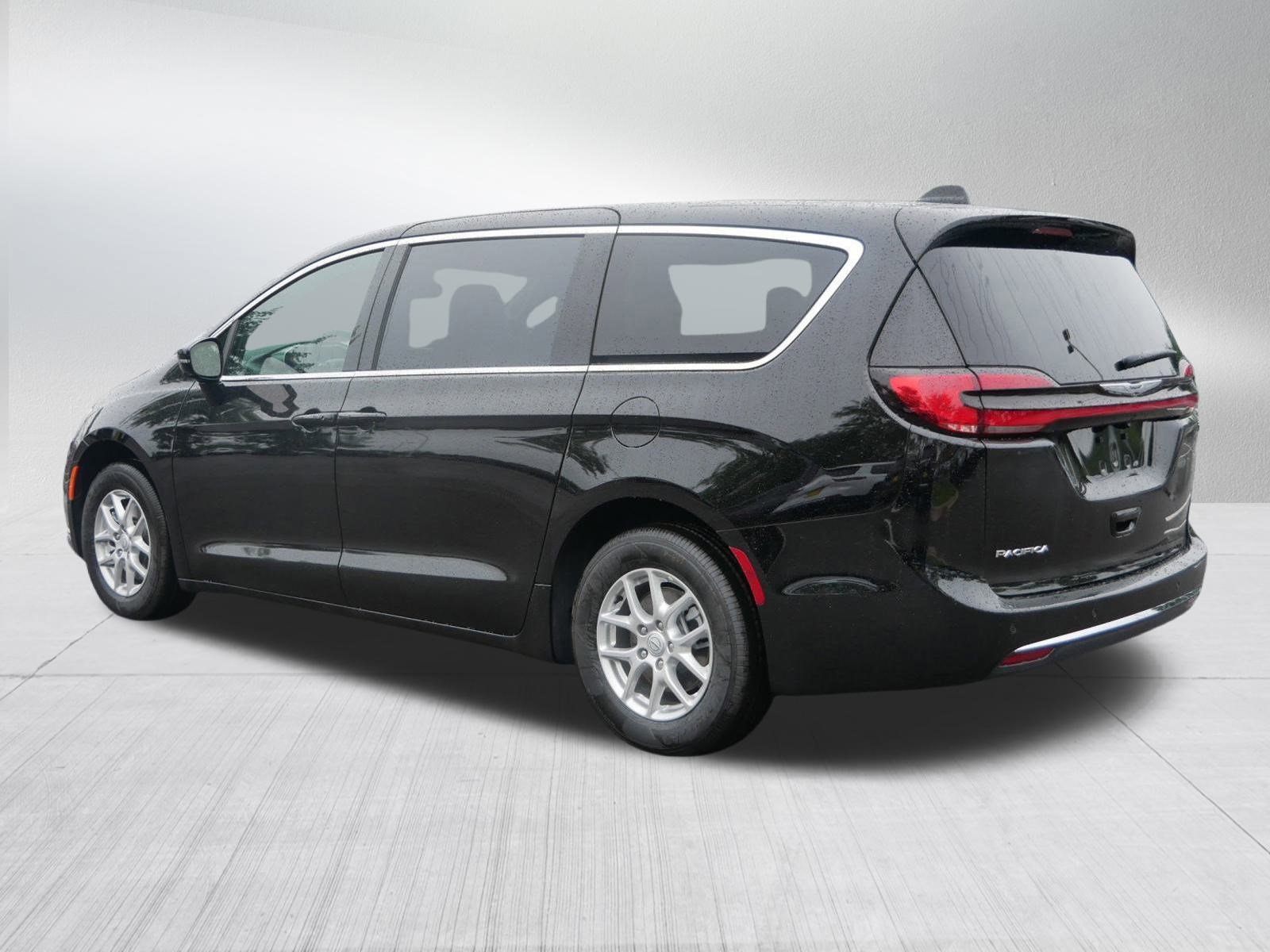New 2026 Chrysler Pacifica Select image 5