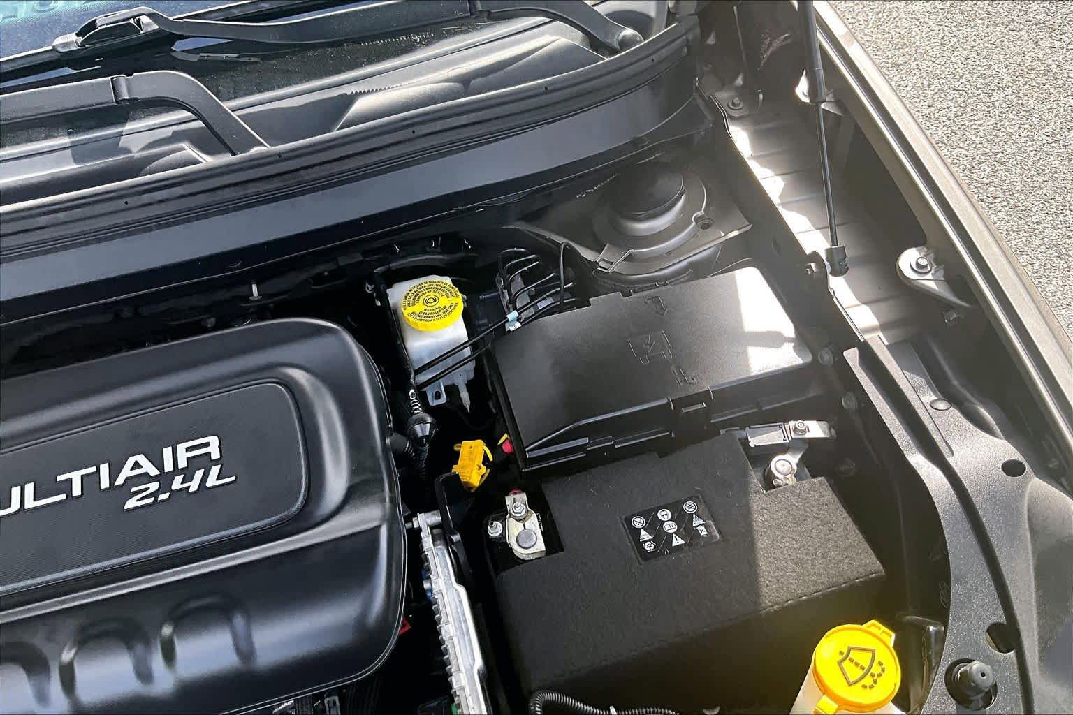 Used 2019 Jeep Cherokee Latitude Plus w/ Comfort/Convenience Group FWD image 32