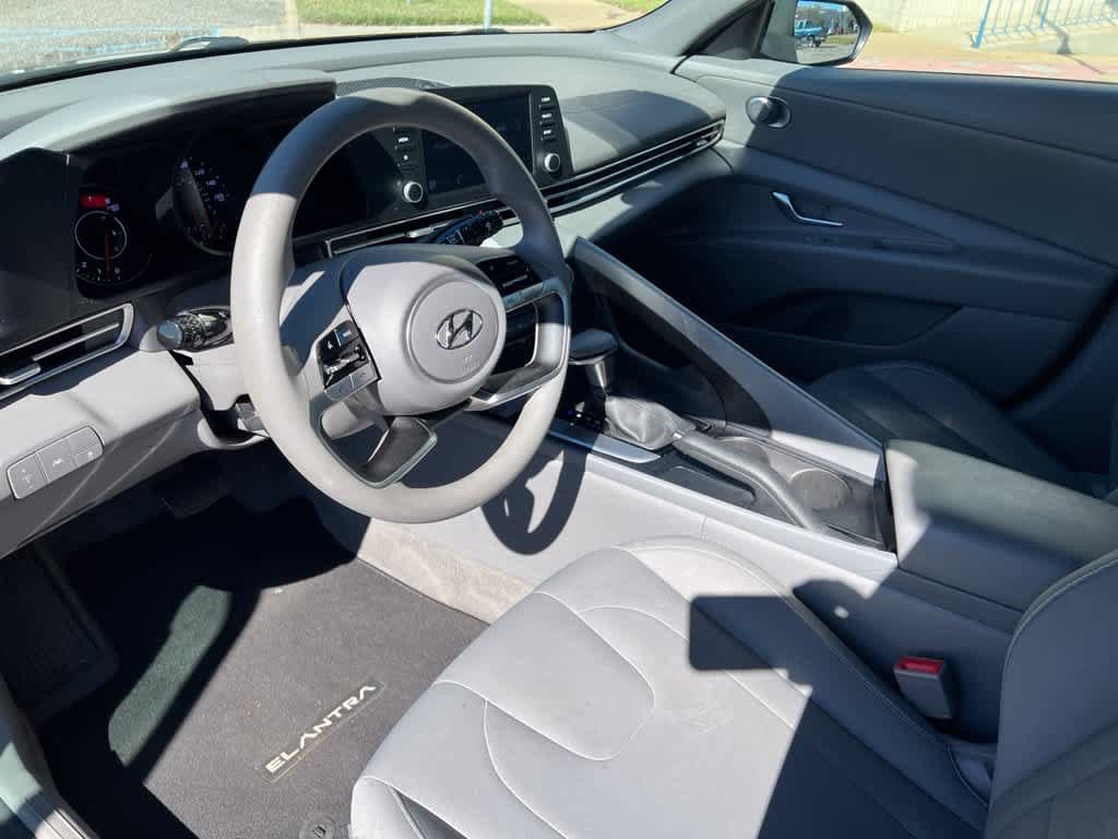 Used 2023 Hyundai Elantra SEL w/ Preferred Accessory Package FWD image 6