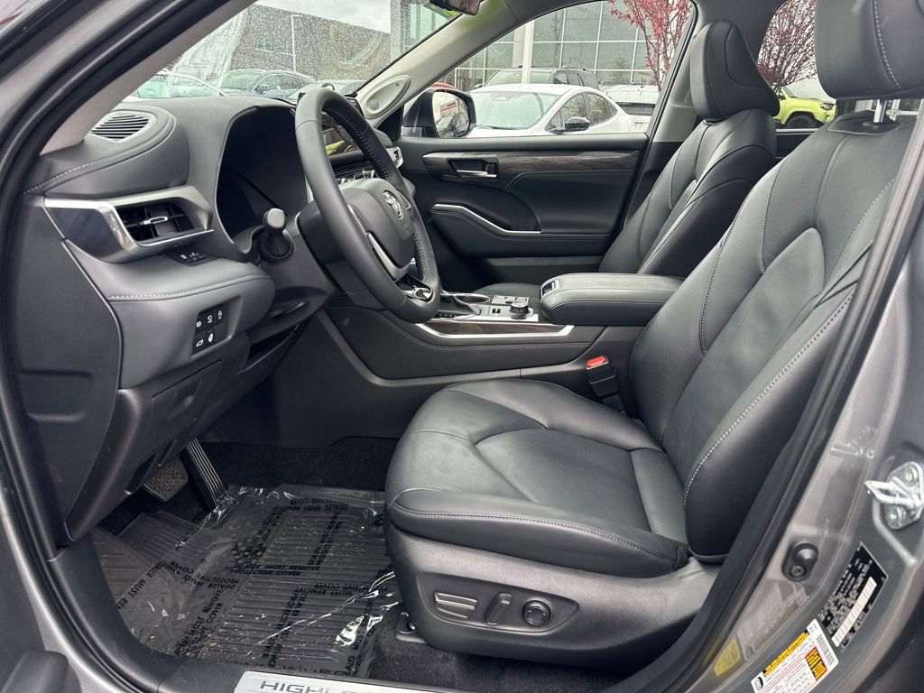 Certified 2025 Toyota Highlander Limited image 12