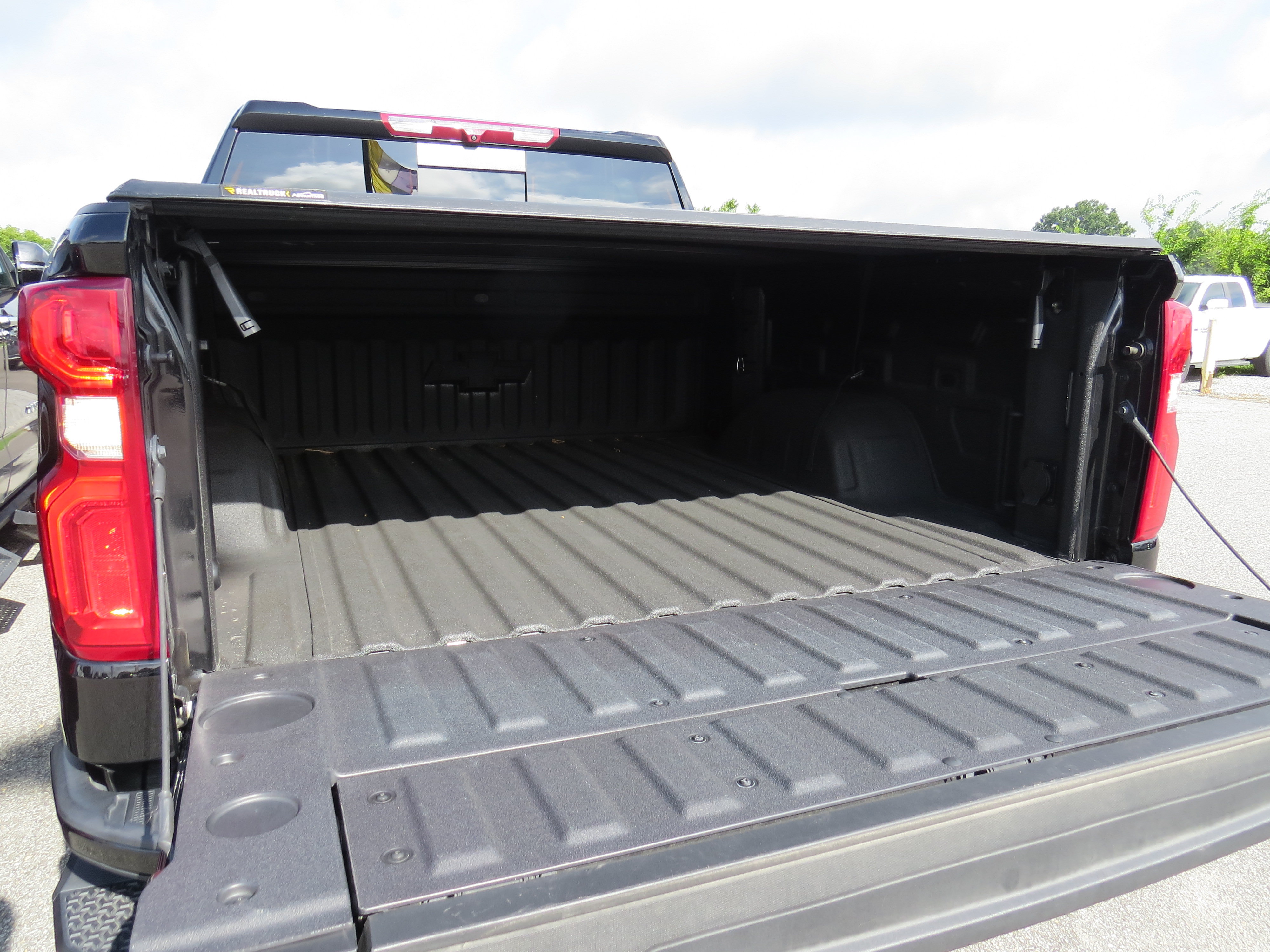 Used 2025 Chevrolet Silverado 1500 High Country w/ High Country Premium Package AWD/4WD image 16