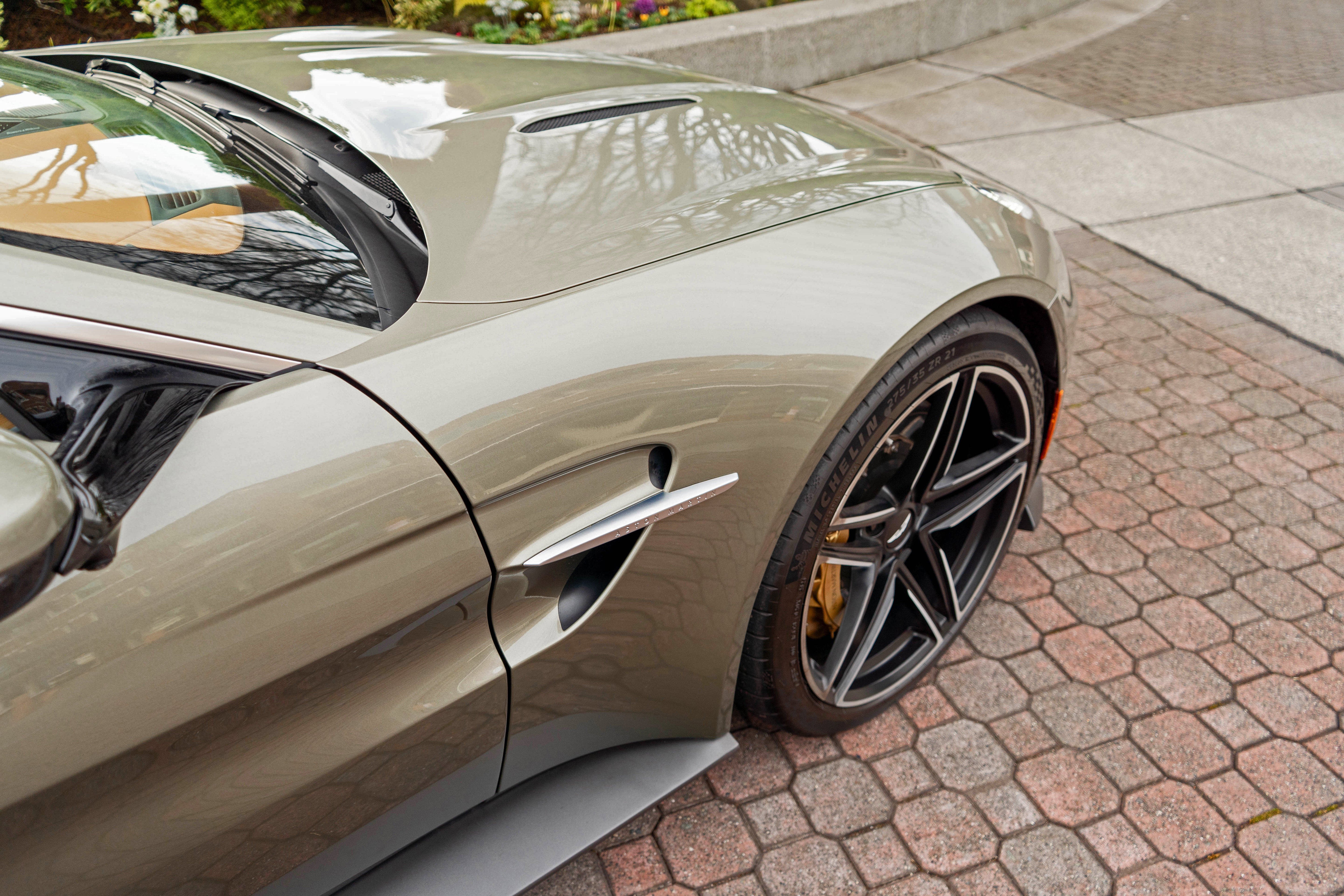 Used 2025 Aston Martin V8 Vantage Coupe image 8