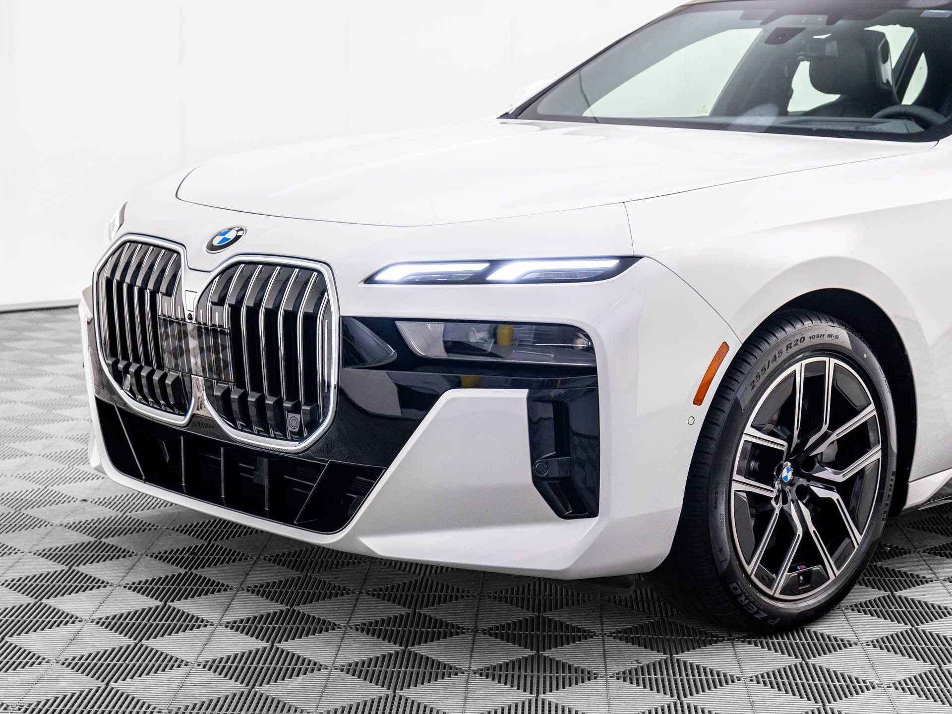 Used 2025 BMW 760i xDrive image 41