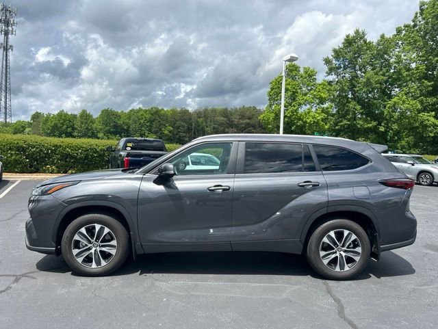 Used 2024 Toyota Highlander XLE AWD/4WD image 12