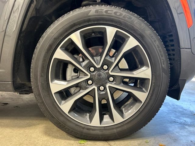 Used 2023 Jeep Grand Cherokee Overland w/ Luxury Tech Group IV AWD/4WD image 11