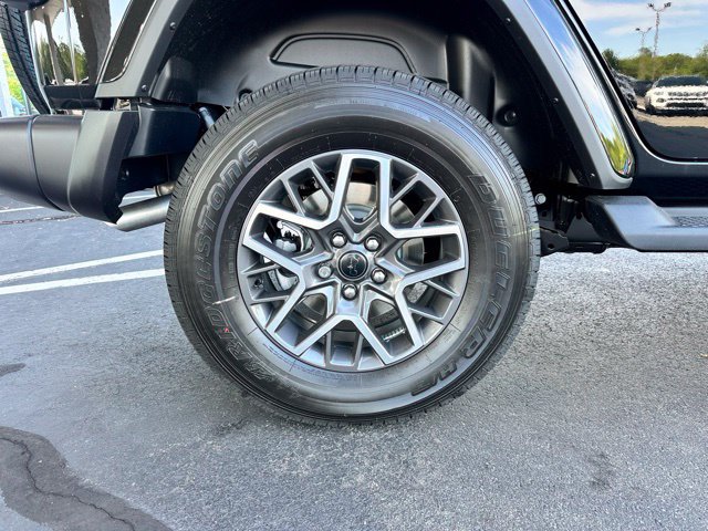 Used 2025 Jeep Wrangler Unlimited Sahara AWD/4WD image 34