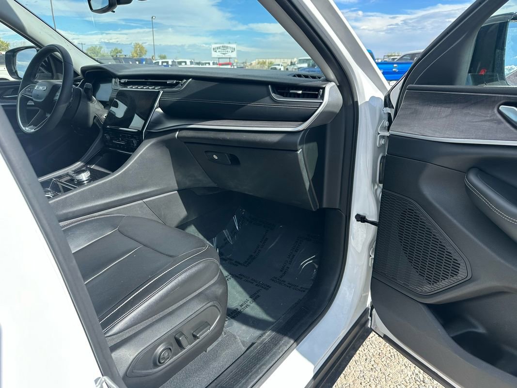 Used 2023 Jeep Grand Cherokee Limited w/ Black Appearance Package image 14