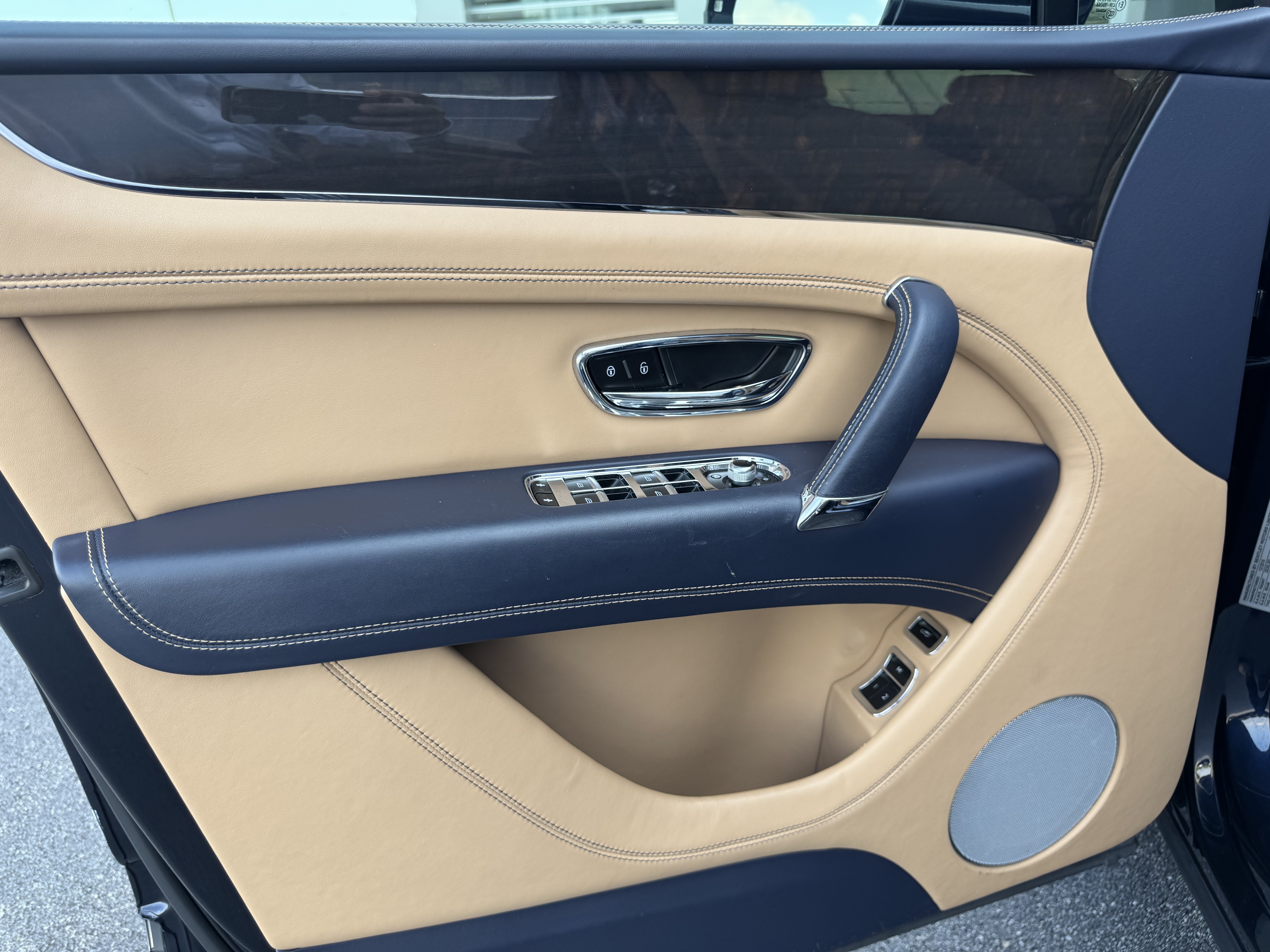 Used 2019 Bentley Bentayga AWD/4WD image 10