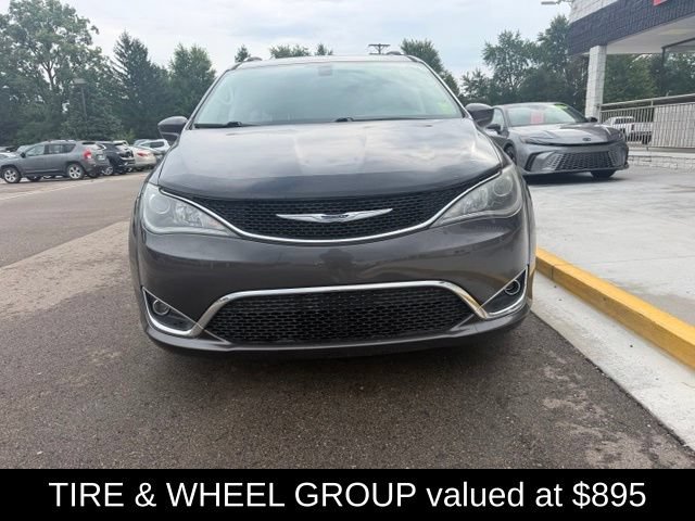 Used 2017 Chrysler Pacifica Touring-L Plus w/ Tire & Wheel Group FWD image 3