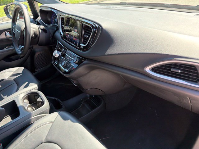 Used 2025 Chrysler Pacifica Select FWD image 11