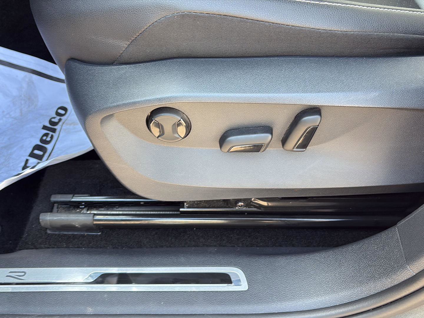 Used 2023 Volkswagen Tiguan SE R-Line image 11