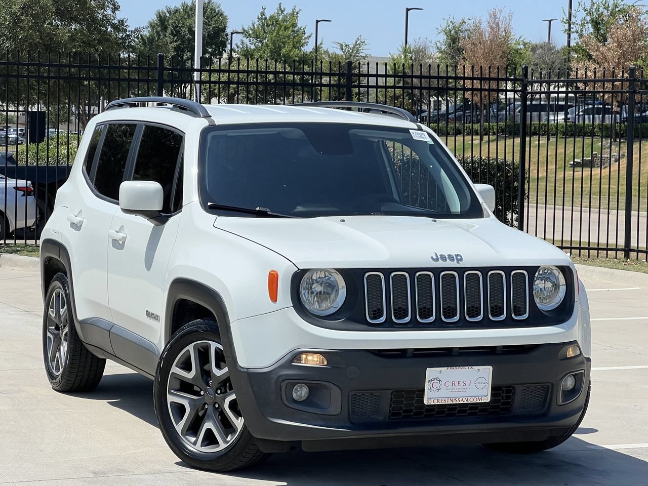 Used 2018 Jeep Renegade Latitude FWD image 2
