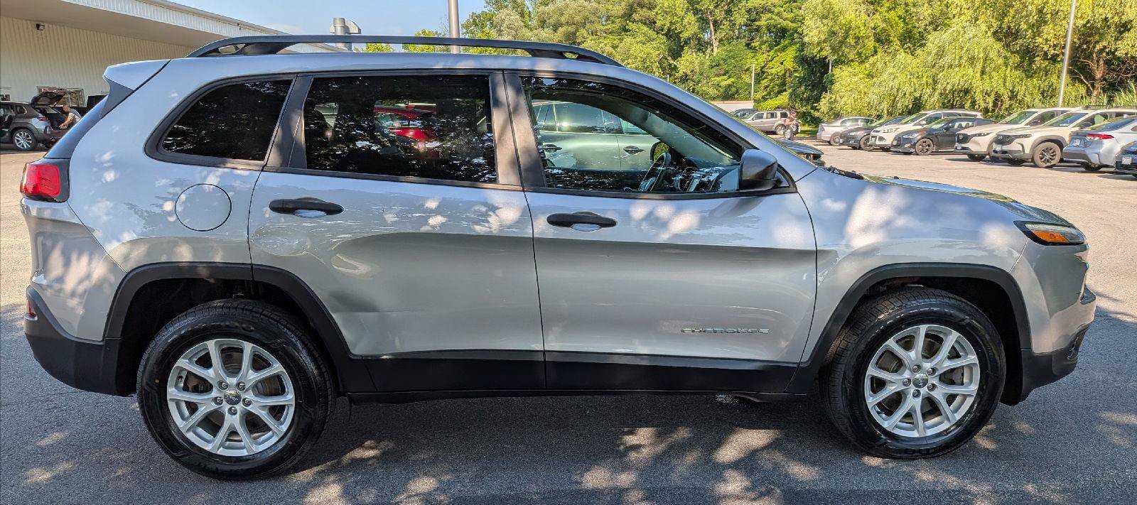 Used 2016 Jeep Cherokee Sport w/ Cold Weather Group AWD/4WD image 5