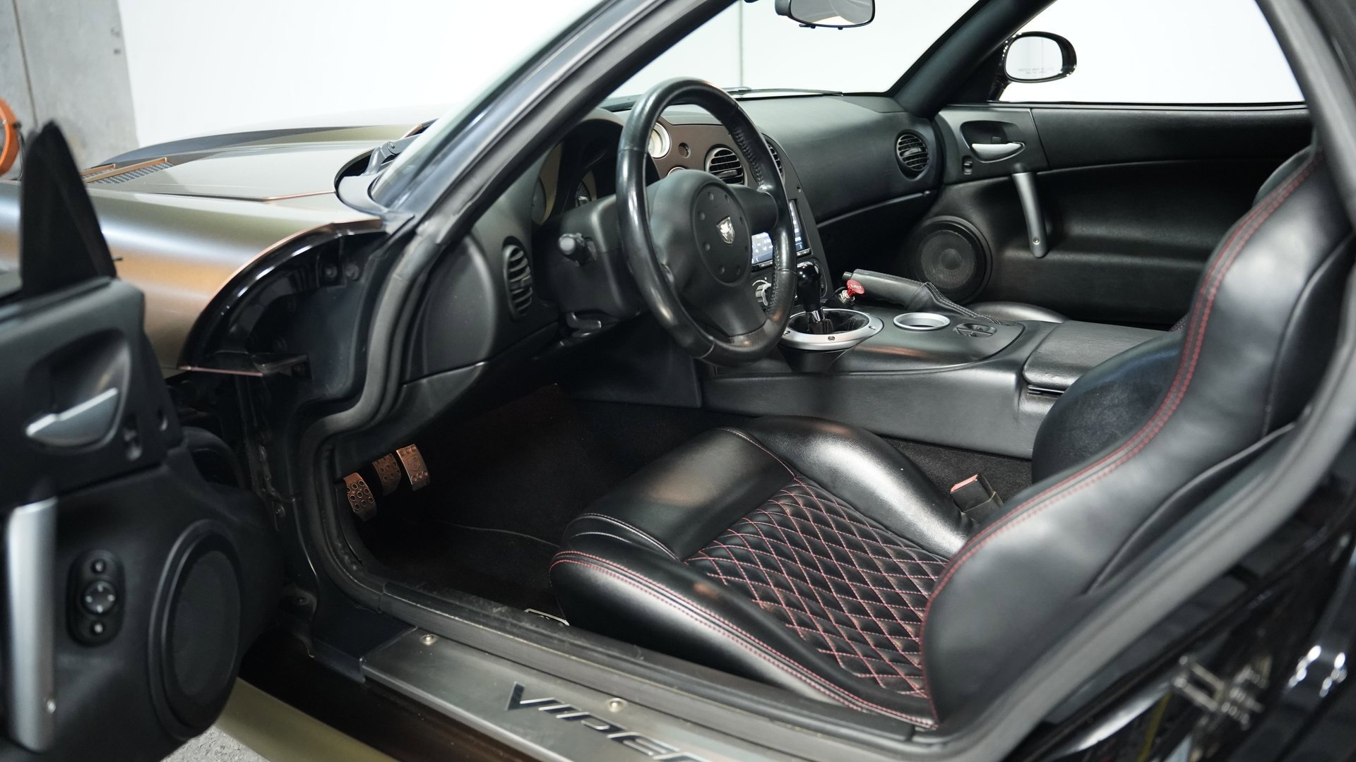 Used 2006 Dodge Viper SRT-10 image 4