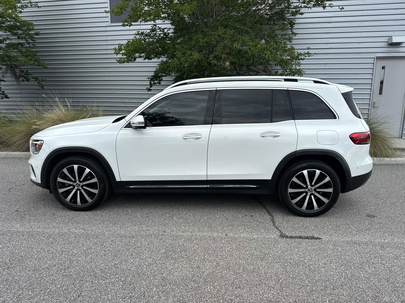 Used 2022 Mercedes-Benz GLB 250 4MATIC w/ Premium Package Lite image 2