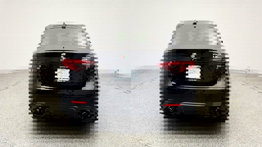 Used 2018 Alfa Romeo Giulia image 6