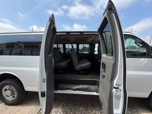 Used 2024 Chevrolet Express 3500 LS RWD image 4