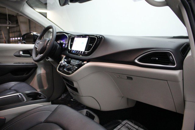 Used 2024 Chrysler Pacifica Touring-L image 21