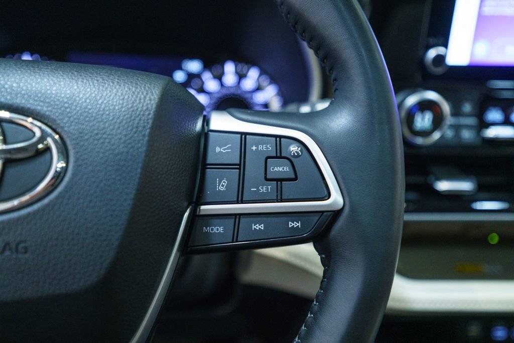 Used 2023 Toyota Highlander XLE AWD/4WD image 19