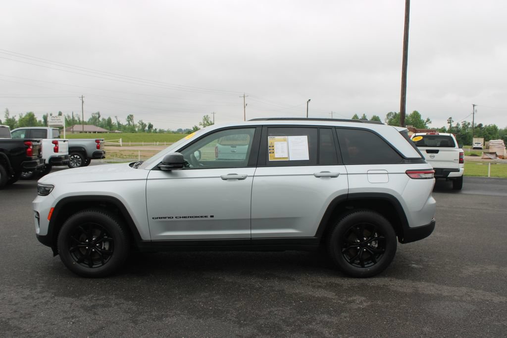Used 2024 Jeep Grand Cherokee Altitude AWD/4WD image 6