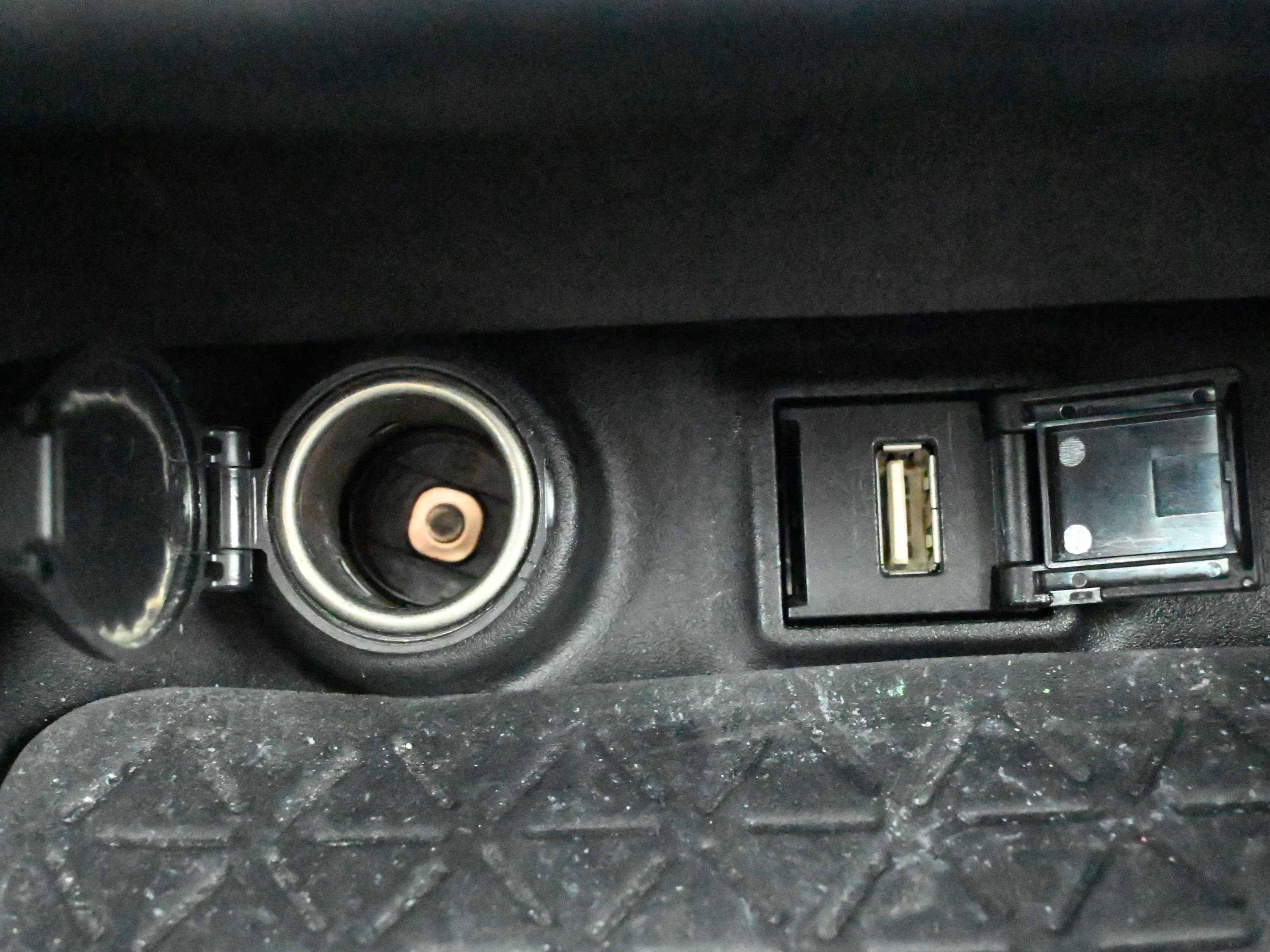 Used 2021 Toyota RAV4 XLE Premium image 17