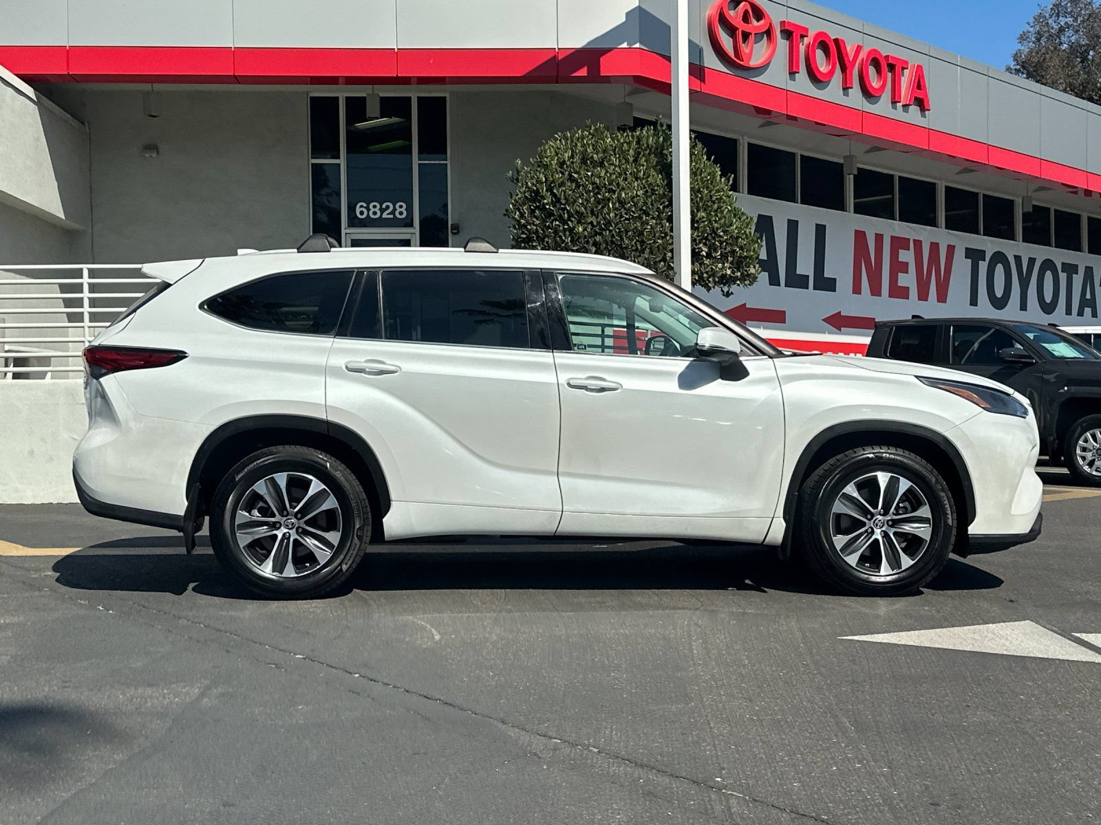 Used 2022 Toyota Highlander XLE FWD image 6