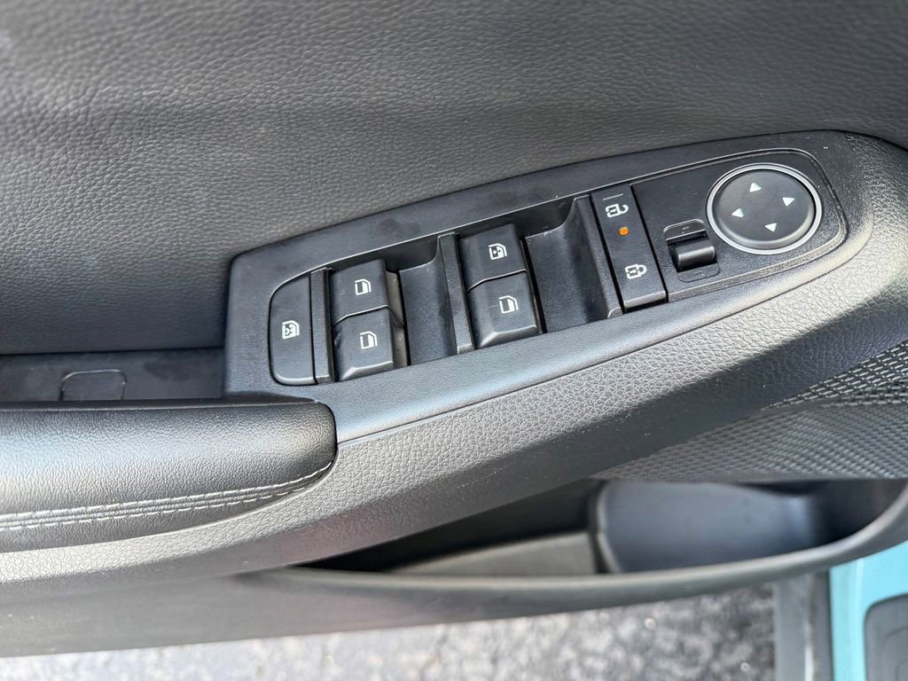 Used 2025 Kia Seltos S image 16