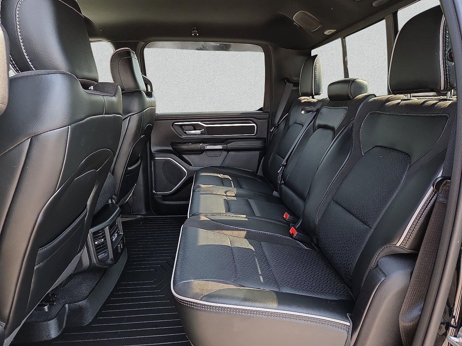 Used 2025 RAM 1500 Laramie AWD/4WD image 10