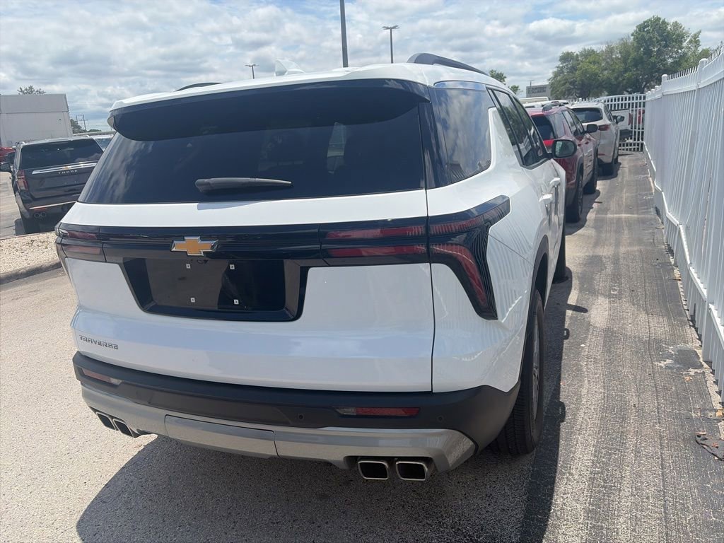 Used 2025 Chevrolet Traverse LT FWD image 4