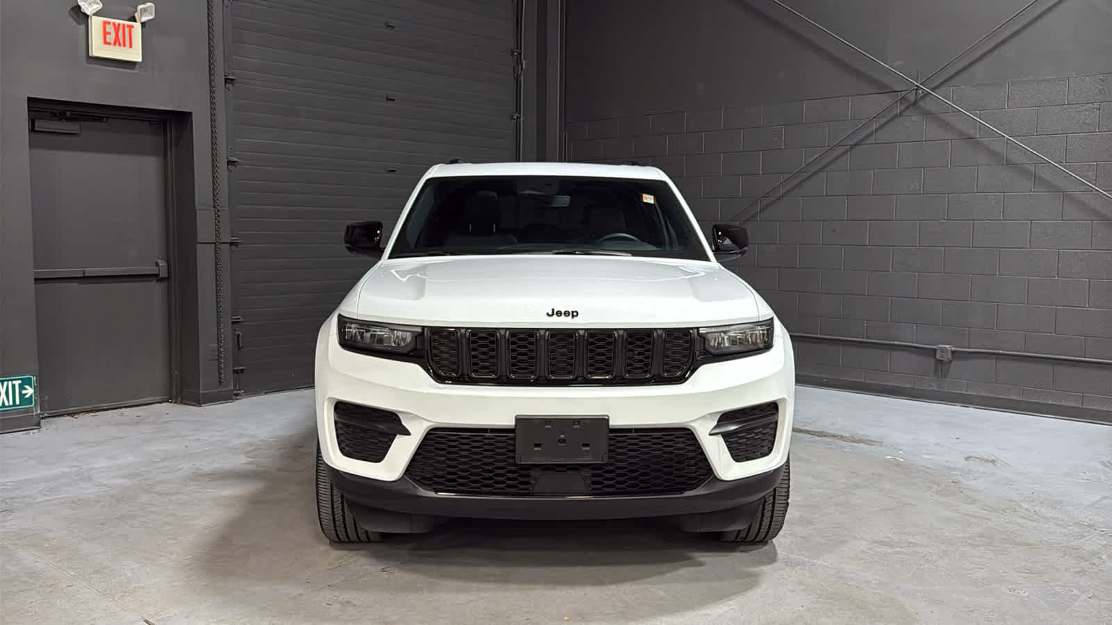 Used 2022 Jeep Grand Cherokee Altitude AWD/4WD image 2
