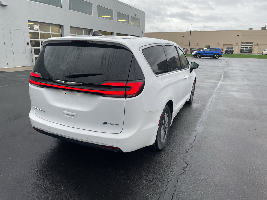 Used 2024 Chrysler Pacifica Select FWD image 6