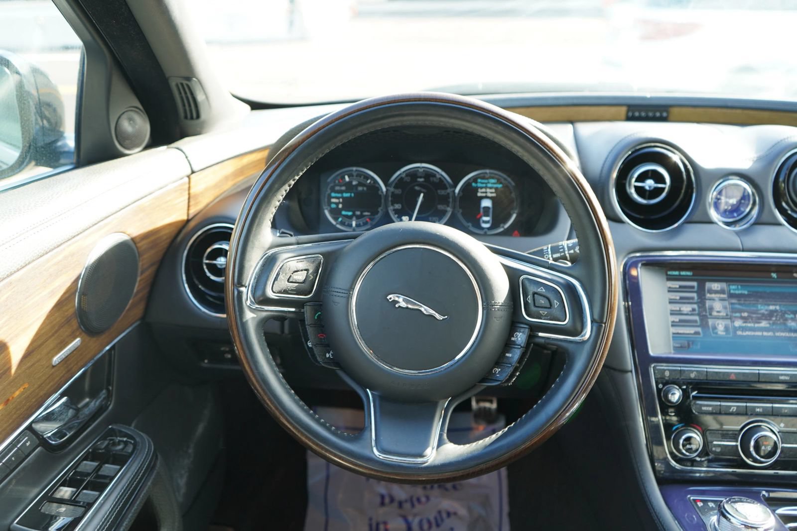 Used 2011 Jaguar XJ L Supersport RWD image 14