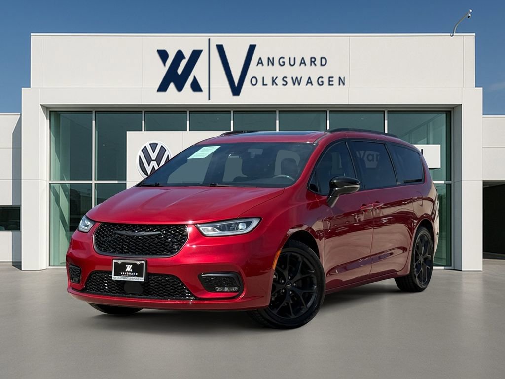 Used 2025 Chrysler Pacifica Limited image 1