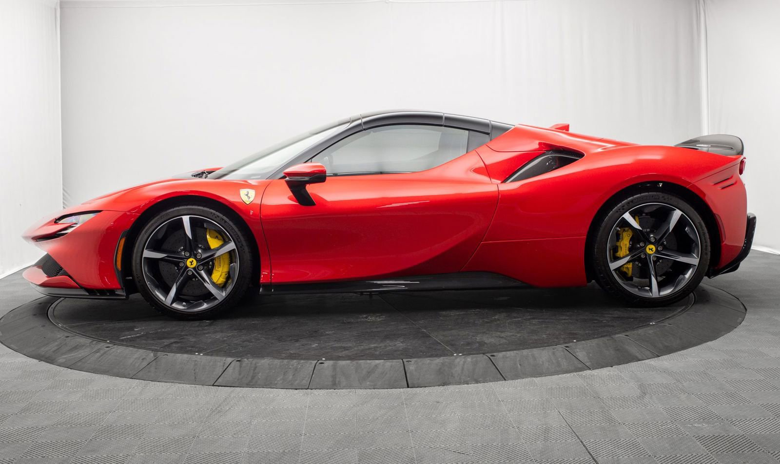 Used 2022 Ferrari SF90 Spider image 16