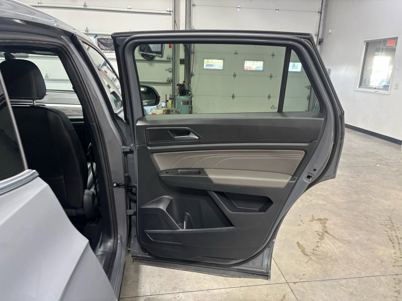 Used 2023 Volkswagen Atlas SE w/ Technology Package w/ Black Wheel Package image 33