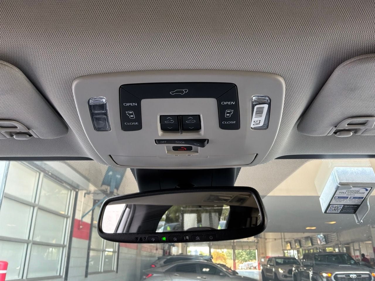 Used 2025 Toyota Sienna XLE FWD image 18