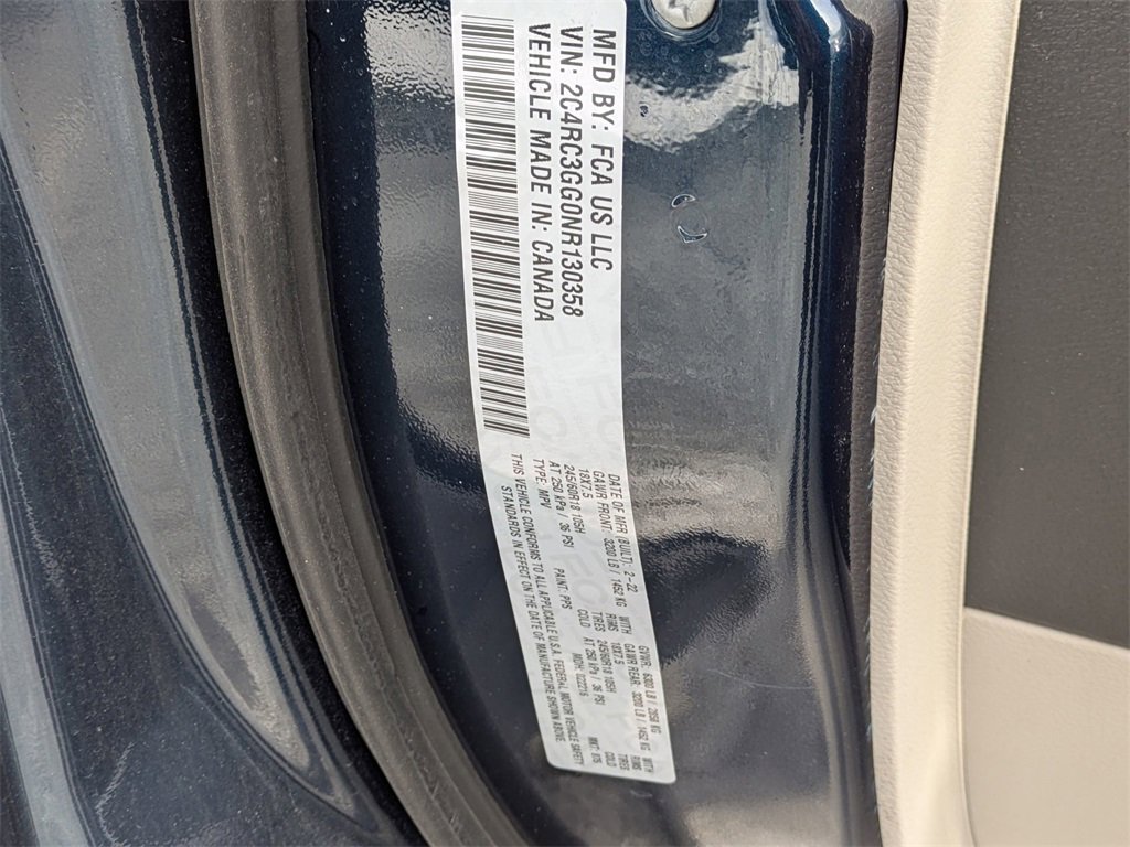 Used 2022 Chrysler Pacifica Limited w/ Uconnect Theater Family Group image 10