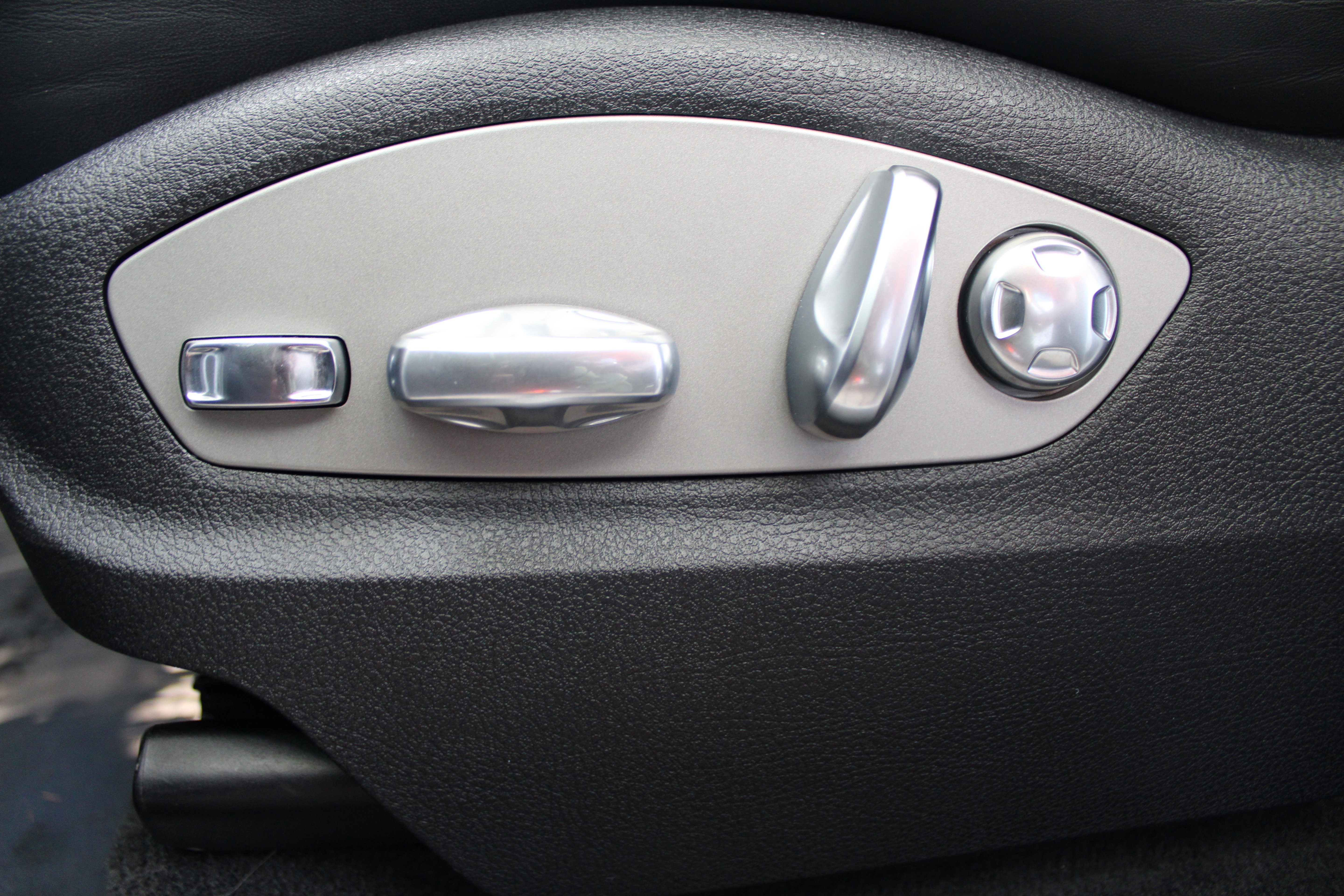 Certified 2025 Porsche Macan Turbo image 27