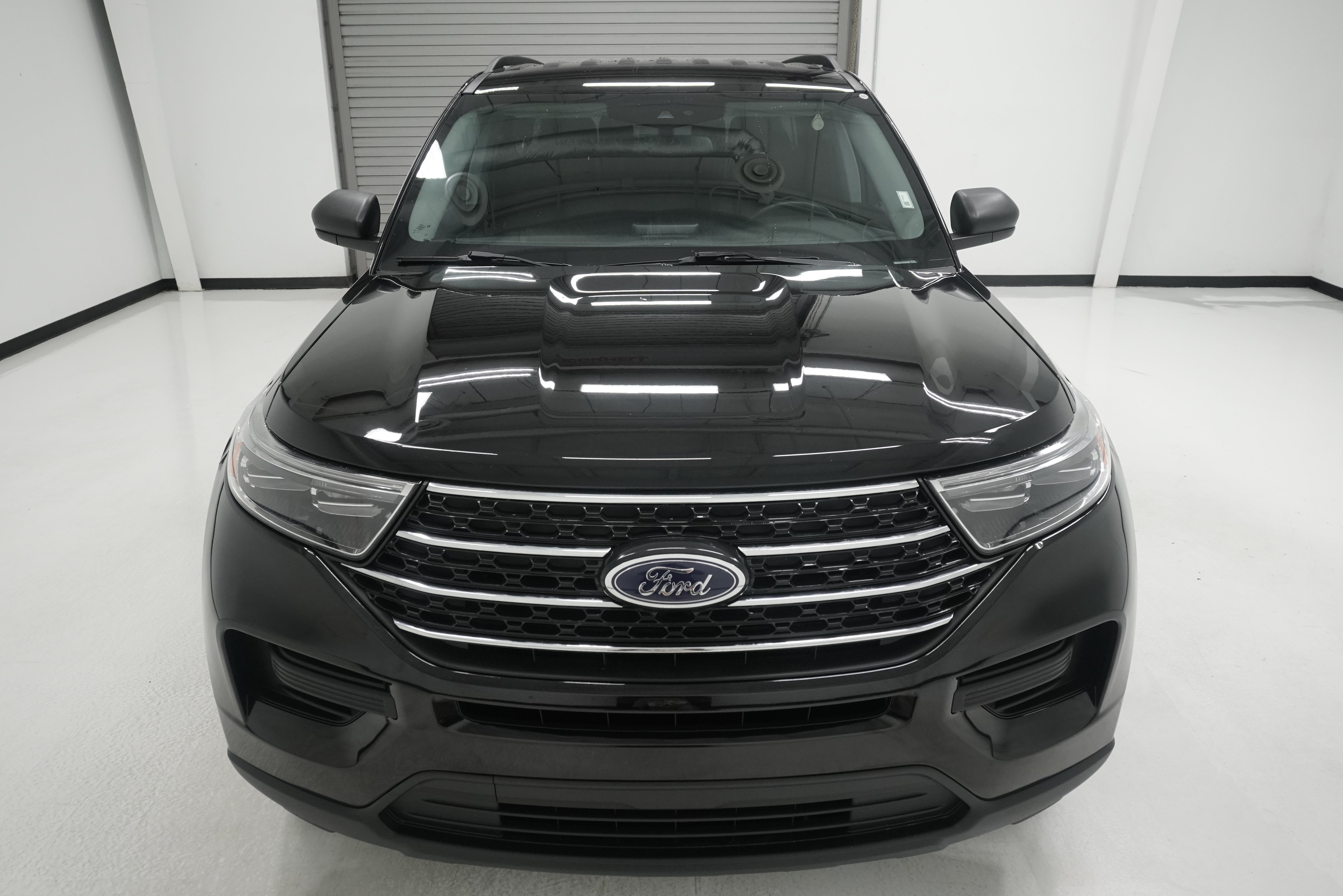 Used 2023 Ford Explorer XLT AWD/4WD image 2
